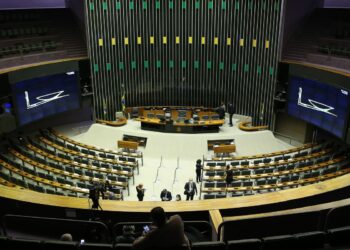 Saiba como votaram os deputados na PEC que acaba com a escala 6×1