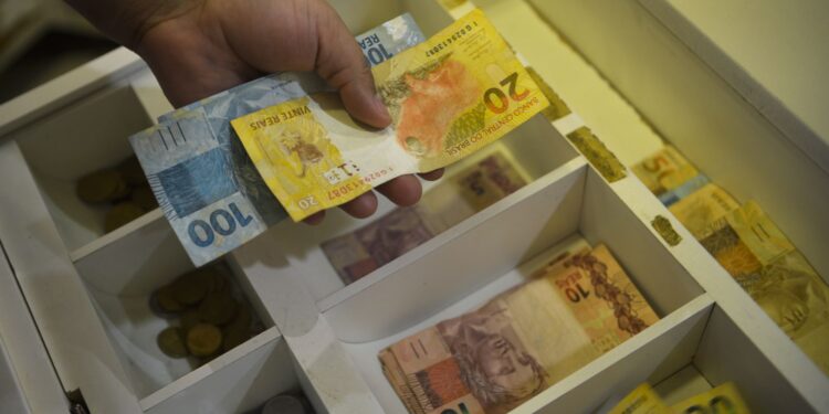 Inflação usada para corrigir salários acumula 4,11% em 12 meses